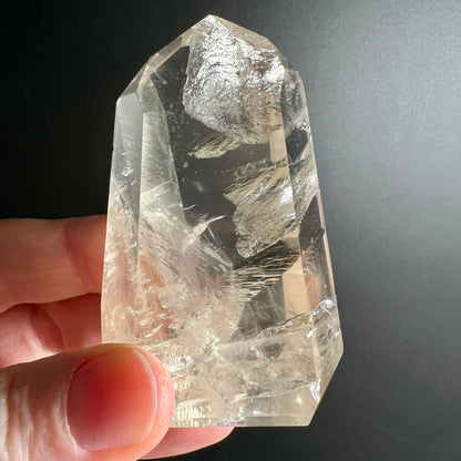 Naturcitrin Kristall | Hand zeigt Größe | perfekte Transparenz | Sammlerstück Brasilien | Happy Minerals