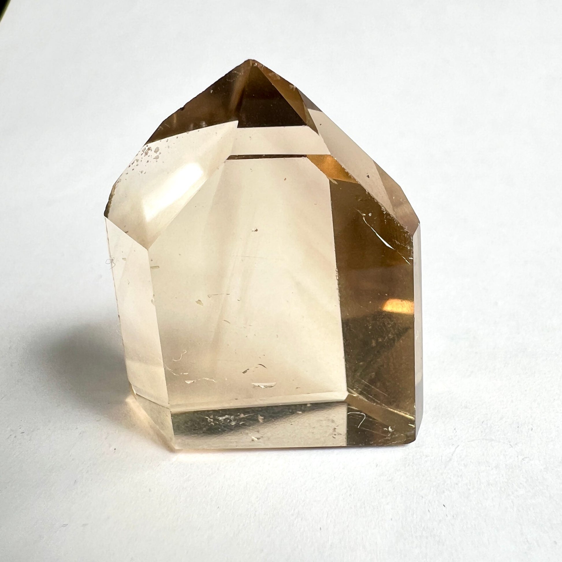 Naturcitrin Rückseite | rauchige Einschlüsse | natürliche Strukturen | polierte Kristallspitze | Happy Minerals