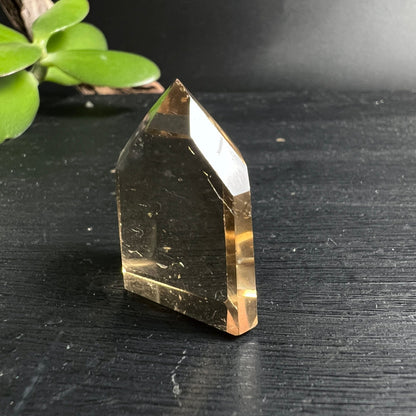 Naturcitrin Spitze schräg | bernsteinfarbene Nuancen | natürliche Maserung | polierter Kristall | Happy Minerals