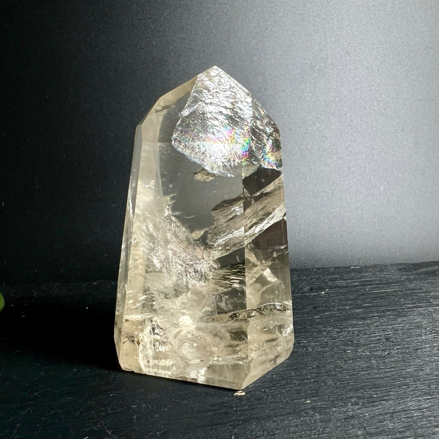 Naturcitrin Turm | prismatische Form | innere Strukturen sichtbar | Heilkristall | Happy Minerals Stein