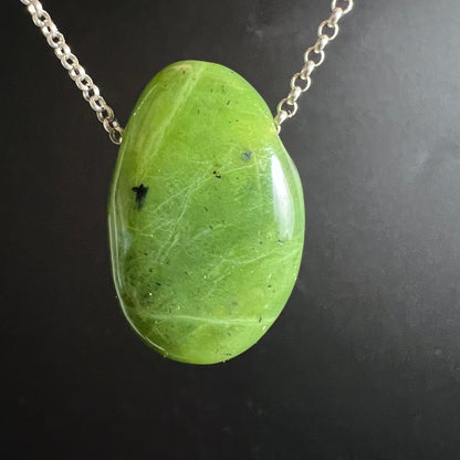 Nephrit Jade Anhaenger tropfenfoermig, apfelgruen mit dunklen Einschluessen und feinen weissen Adern | Happy Minerals