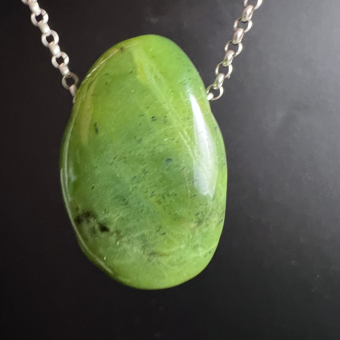 Nephrit Jade Anhaenger tropfenfoermig, sattgruen mit dunklen Sprenkeln und poliertem Glanz, Silberkette | Happy Minerals