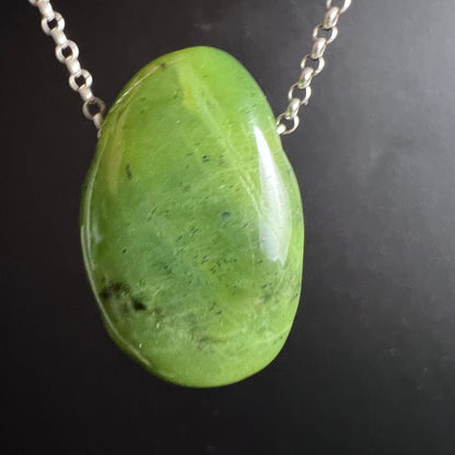 Nephrit Jade Anhaenger tropfenfoermig, sattgruen mit dunklen Sprenkeln und poliertem Glanz, Silberkette | Happy Minerals