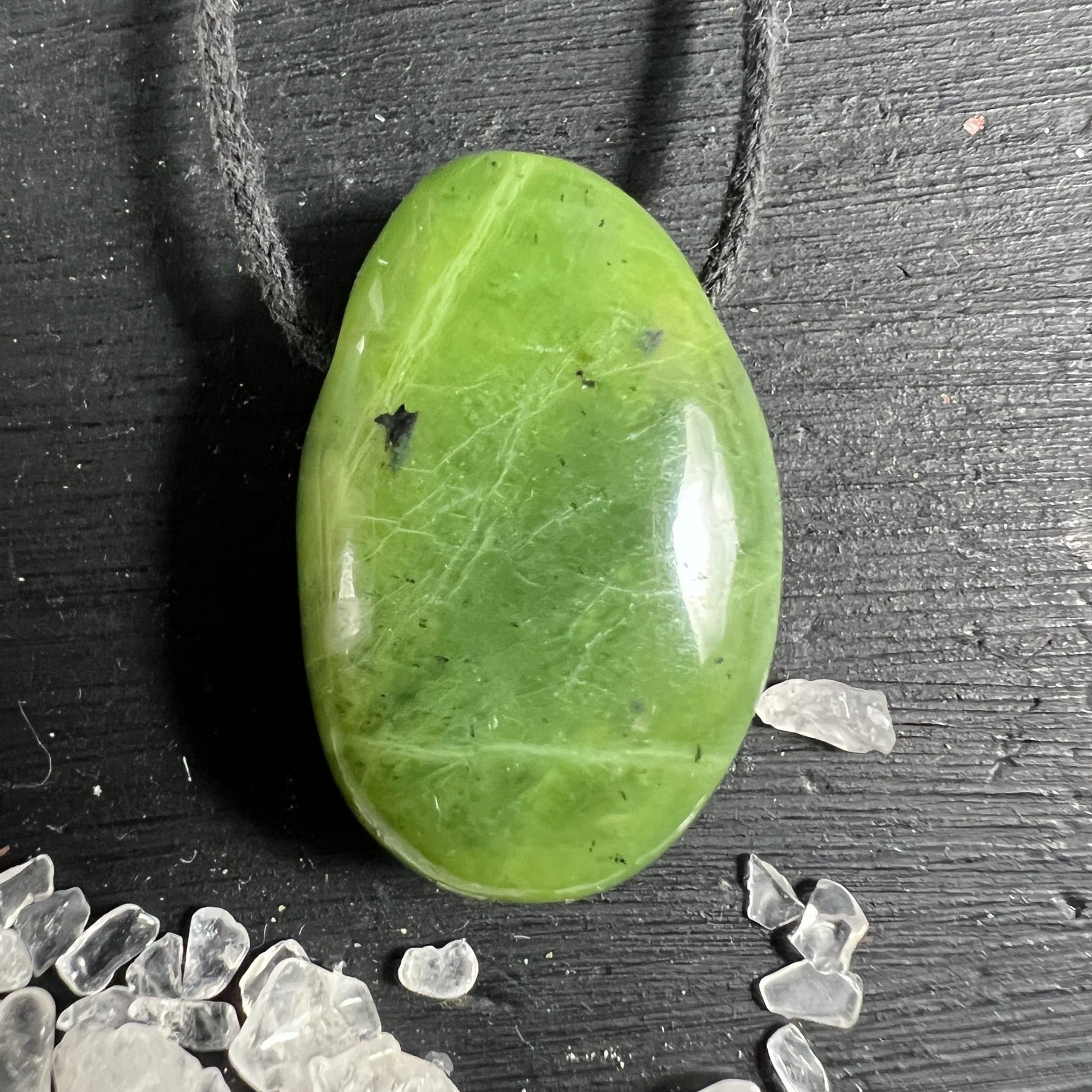 Nephrit Jade Anhaenger tropfenfoermig, sattgruen mit feinen weissen Adern und dunklen Einschluessen, hochglanzpoliert | Happy Minerals
