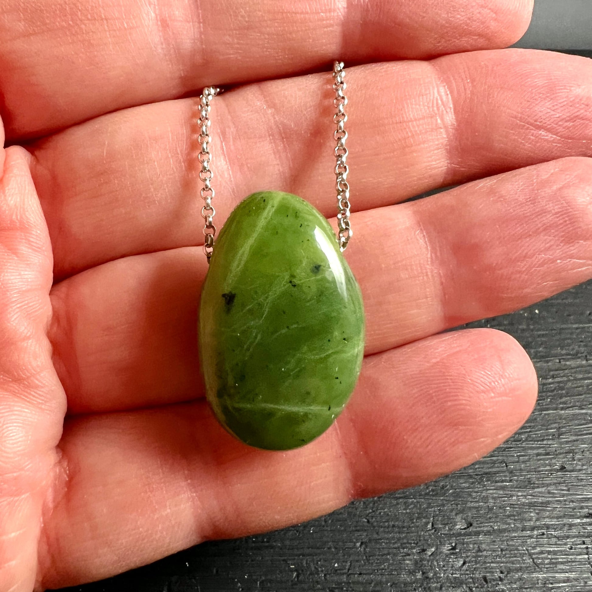 Nephrit Jade Anhaenger in olivgruen mit dunklen Sprenkeln und feinen weissen Adern, glaenzend poliert, Tropfenform | Happy Minerals