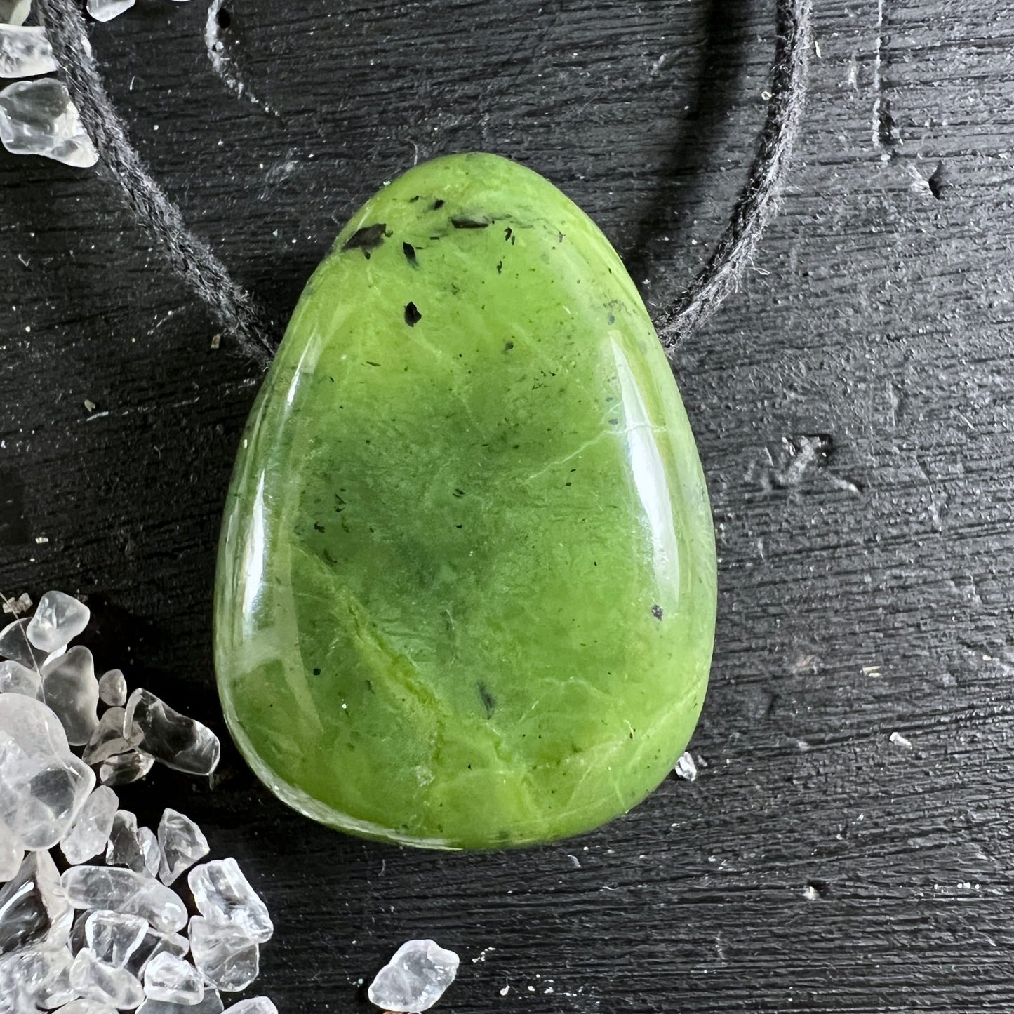 Kanada Nephrit Jade | apfelgrüner Tropfen | schwarze Einschlüsse | Draufsicht mit Band | Happy Minerals