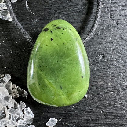 Kanada Nephrit Jade | apfelgrüner Tropfen | schwarze Einschlüsse | Draufsicht mit Band | Happy Minerals