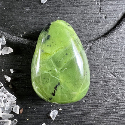 Nephrit Jade Kanada | leuchtend gelbgrün | marmorierte Oberfläche | Draufsicht mit Band | Happy Minerals