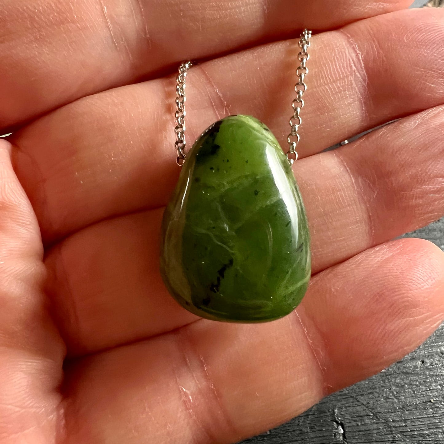 Nephrit Jade Kanada | Unikat | in der Handfläche | Silberkette | sattgrüner Tropfenanhänger | Happy Minerals