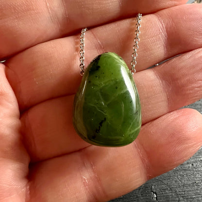 Nephrit Jade Kanada | Unikat | in der Handfläche | Silberkette | sattgrüner Tropfenanhänger | Happy Minerals