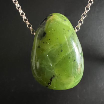 Nephrit Jade Kanada | Silberkette | netzartige Struktur | kräftiges Grasgrün | Unikat-Anhänger | Happy Minerals