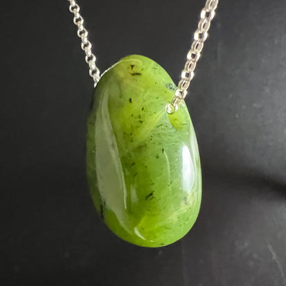 Nephrit Jade Kanada | Silberkette | seitliche Perspektive | tiefes Olivgrün | polierter Unikat-Anhänger | Happy Minerals