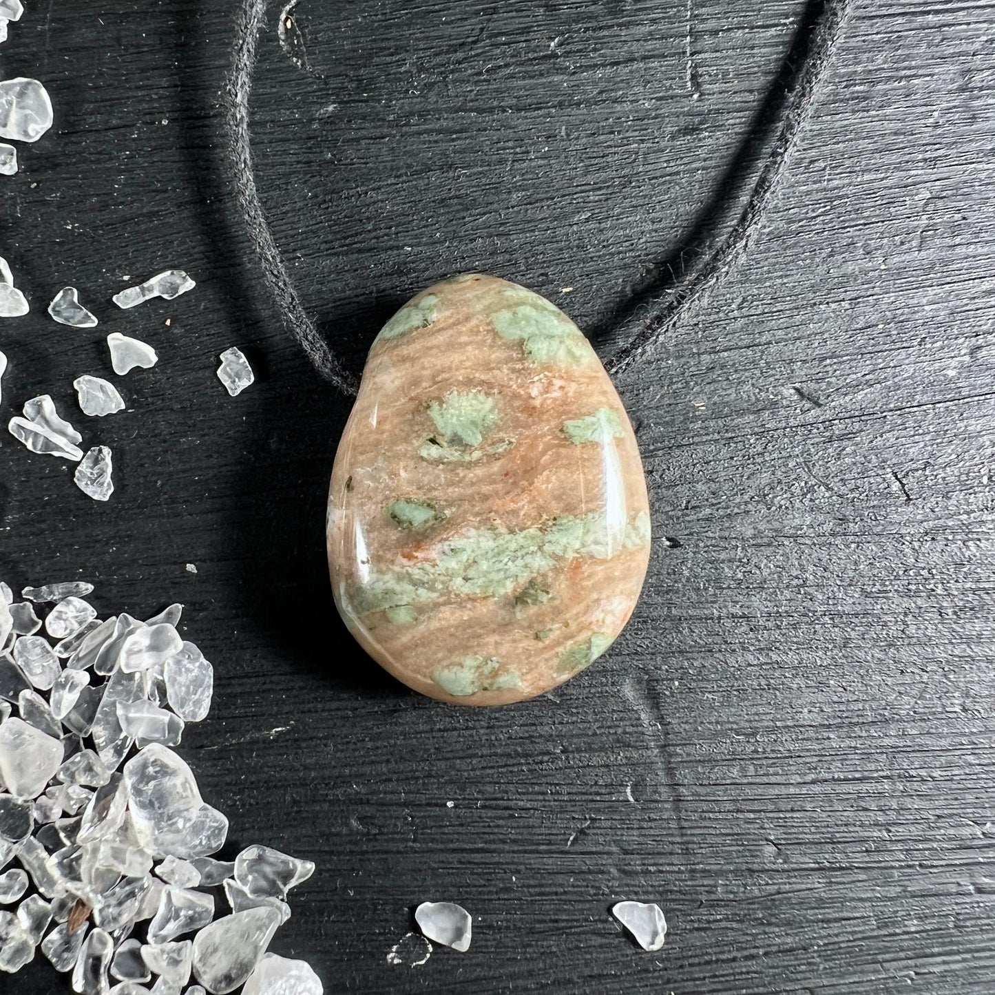 Nundoorit Anhänger | braun grün | Holzmaserung | klare Kristalle | natürlich | Australien | Happy Minerals