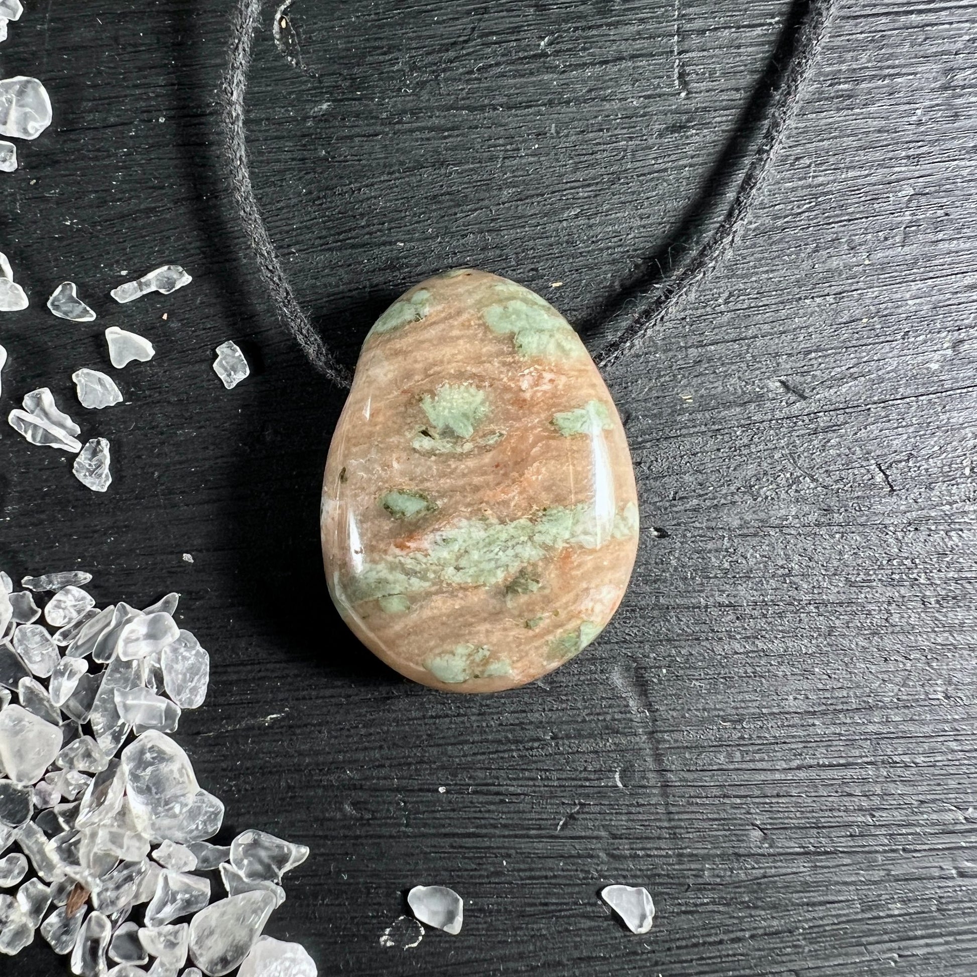 Nundoorit Anhänger | braun grün | Holzmaserung | klare Kristalle | natürlich | Australien | Happy Minerals
