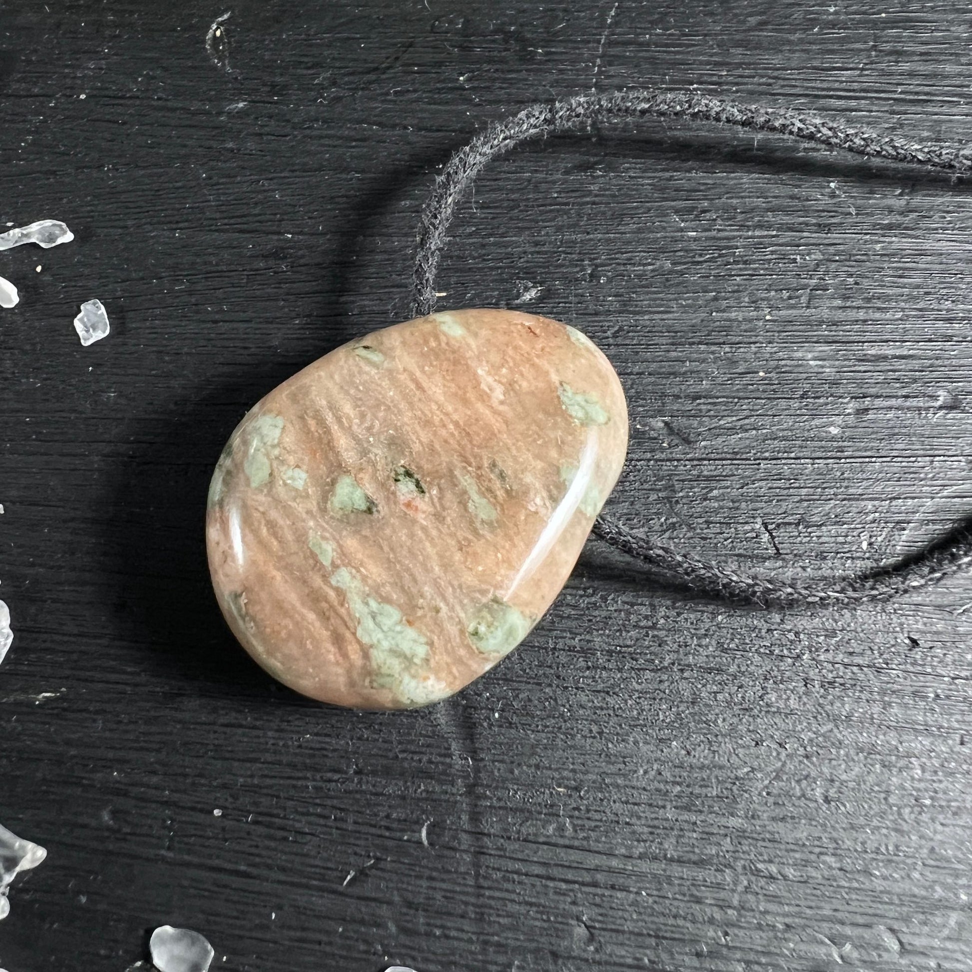 Nundoorit flach | oval | erdige Töne | mintgrüne Adern | poliert | Unikat | Australien | Happy Minerals