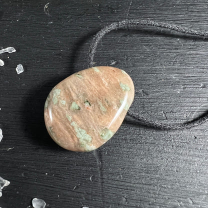 Nundoorit flach | oval | erdige Töne | mintgrüne Adern | poliert | Unikat | Australien | Happy Minerals