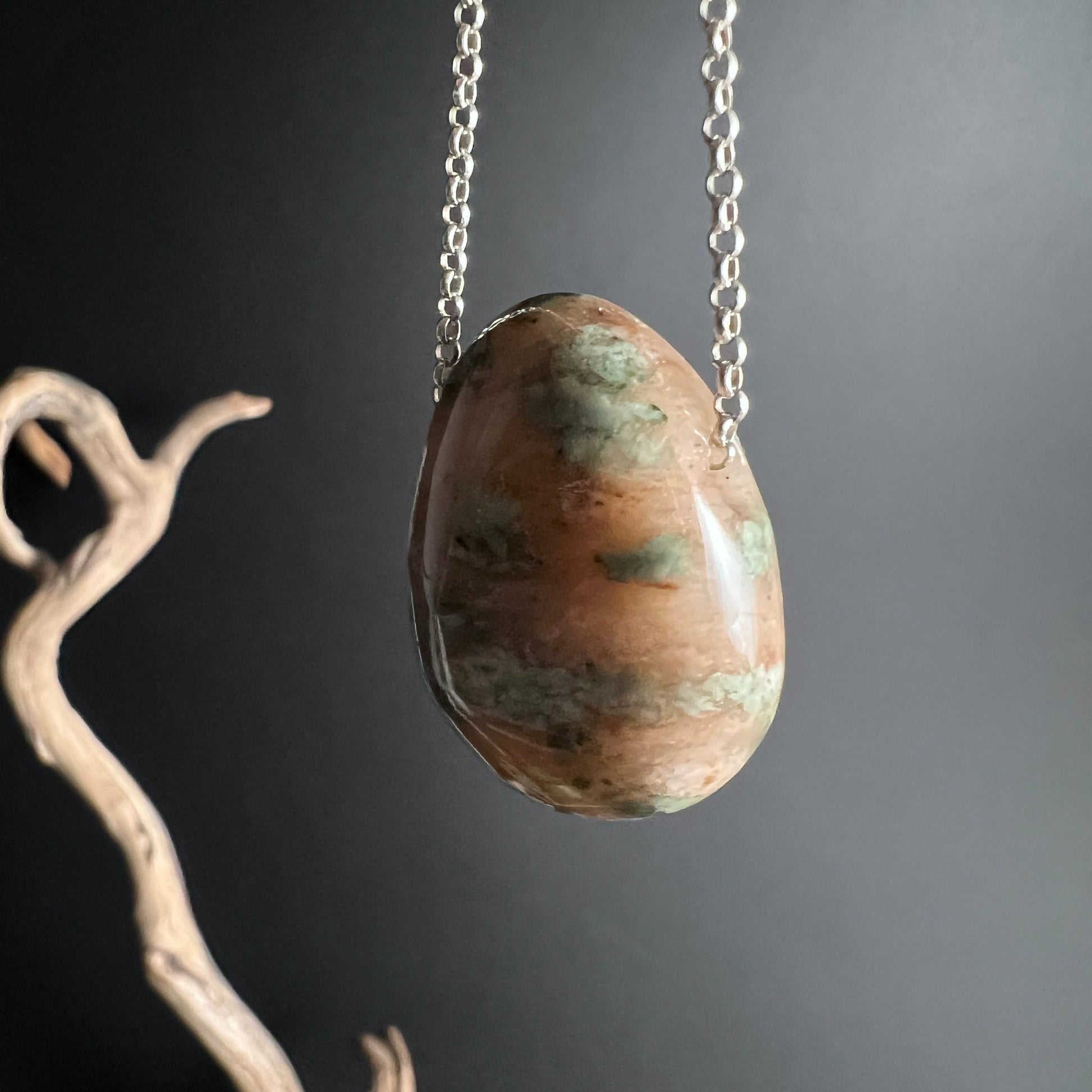 Nundoorit gedreht | verschiedene Winkel | Farbspiel | braun grün | natürliche Musterung | Happy Minerals