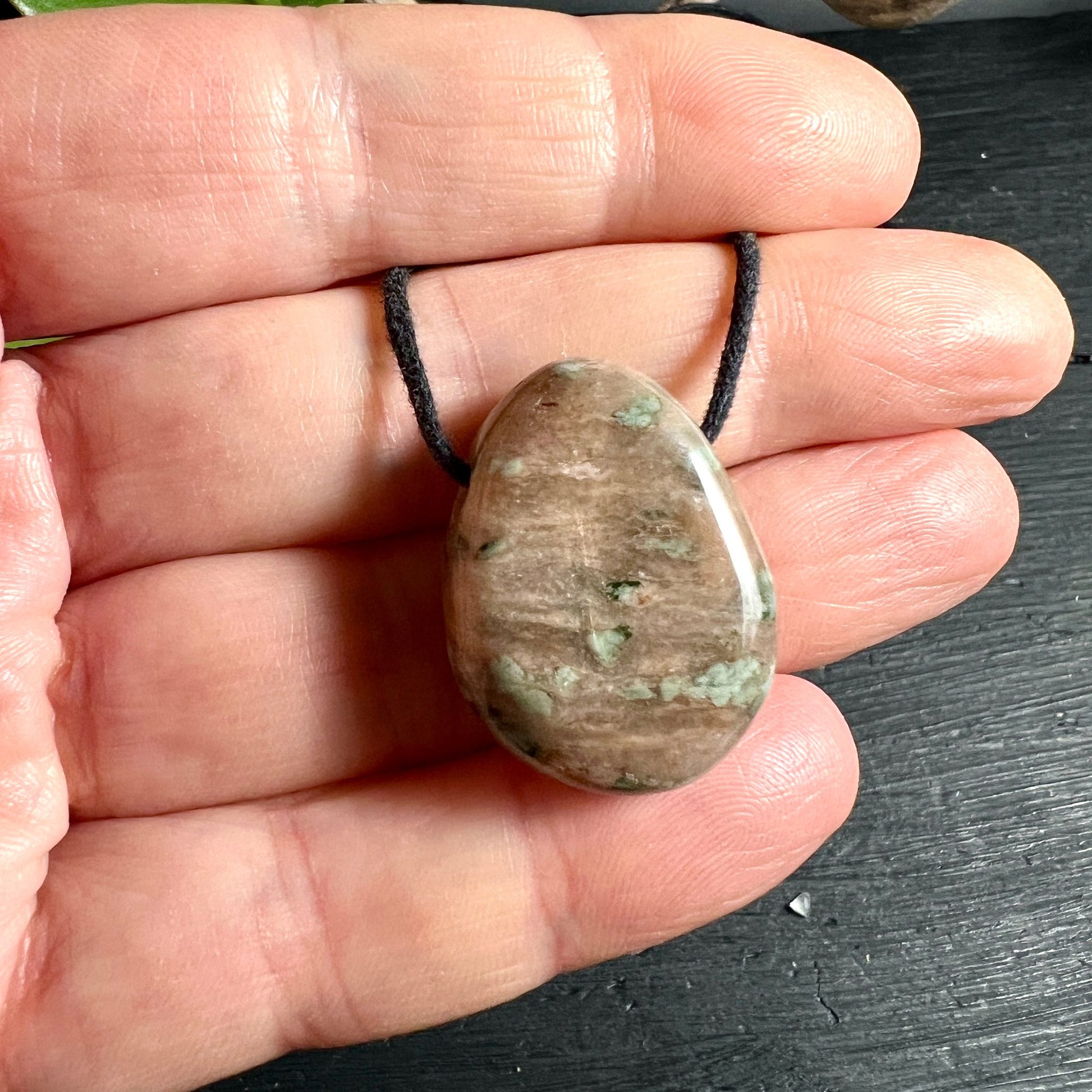 Nundoorit in Hand | Größenvergleich | warme Brauntöne | grüne Maserung | natürlich | Happy Minerals