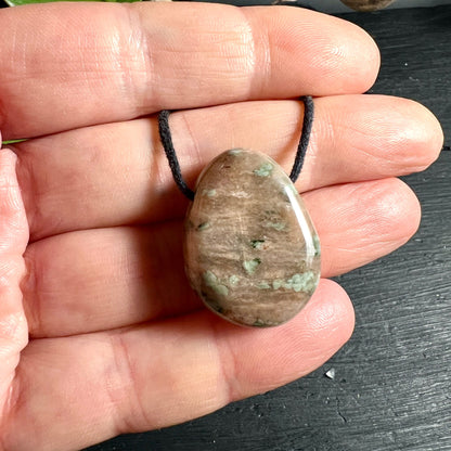 Nundoorit in Hand | Größenvergleich | warme Brauntöne | grüne Maserung | natürlich | Happy Minerals