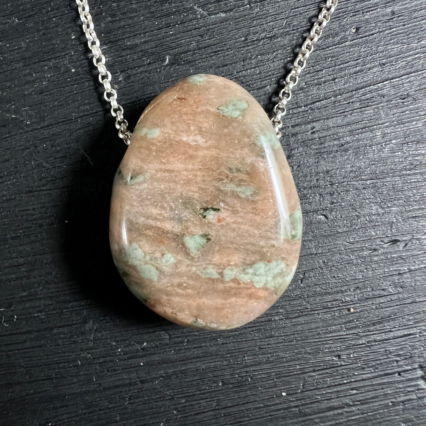 Nundoorit Kette | schwarzes Band | oval poliert | braun mint | schwebend | eleganter Anhänger | Happy Minerals