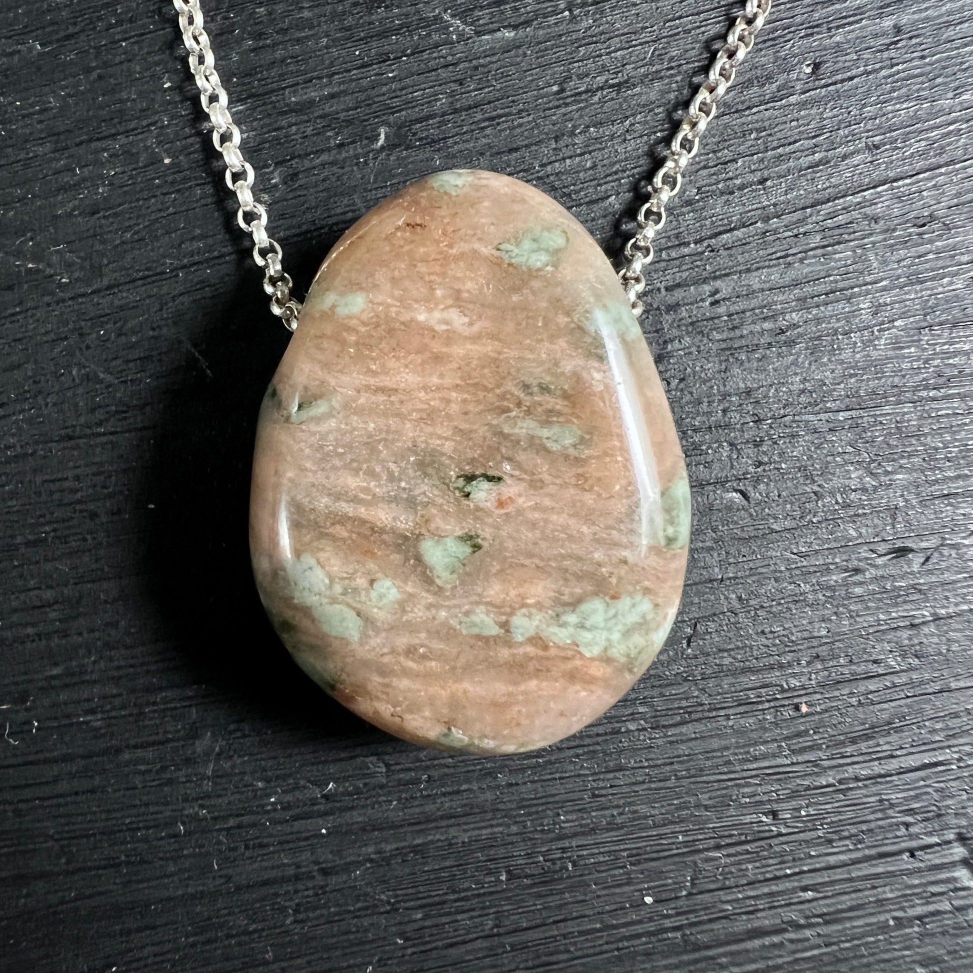 Nundoorit Kette | schwarzes Band | oval poliert | braun mint | schwebend | eleganter Anhänger | Happy Minerals