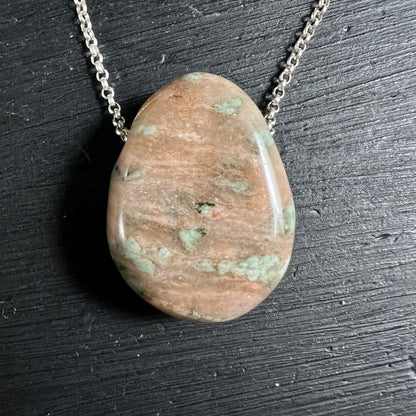 Nundoorit Kette | schwarzes Band | oval poliert | braun mint | schwebend | eleganter Anhänger | Happy Minerals