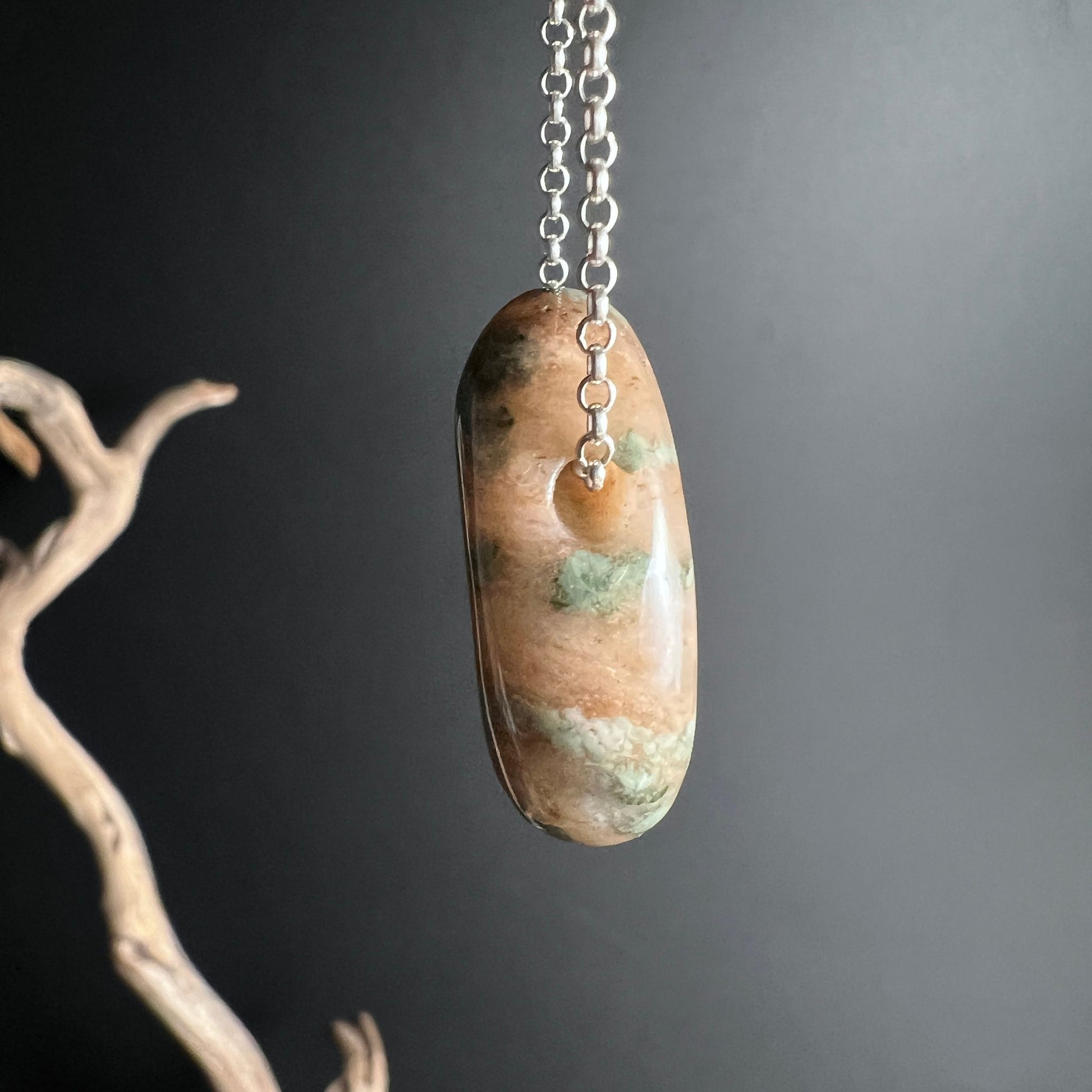 Nundoorit länglich | braun dominierend | mintgrüne Flecken | glatte Oberfläche | Unikat | Happy Minerals