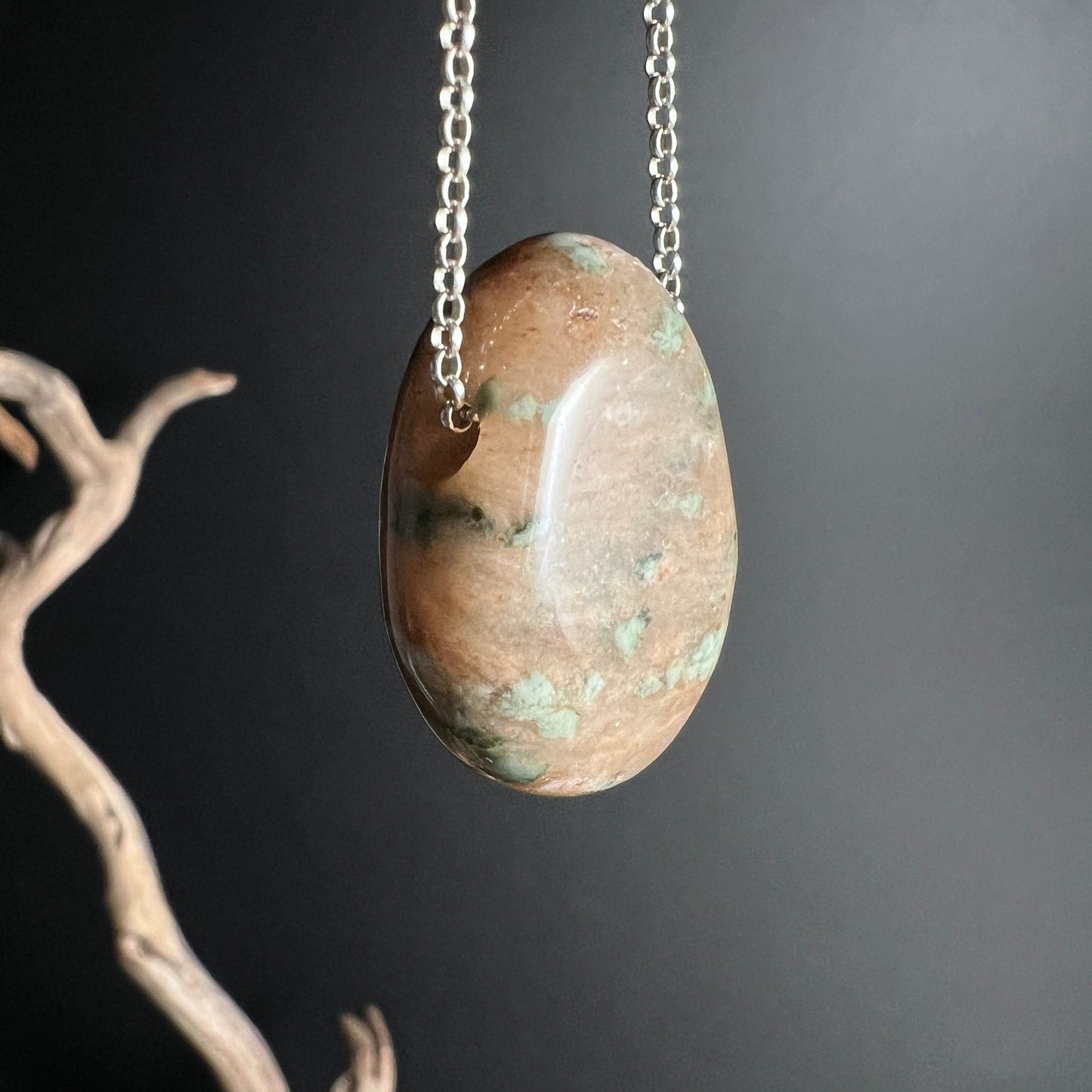Nundoorit seitlich | ovale Form | warme Erdtöne | natürliche Maserung | australischer Stein | Happy Minerals