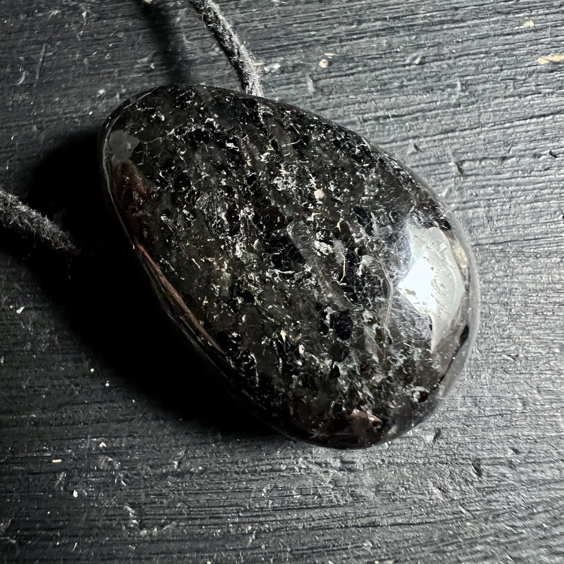 Nuumit Anhänger | tiefschwarze Tropfenform | changierender Glanz | Grönland Unikat | Happy Minerals
