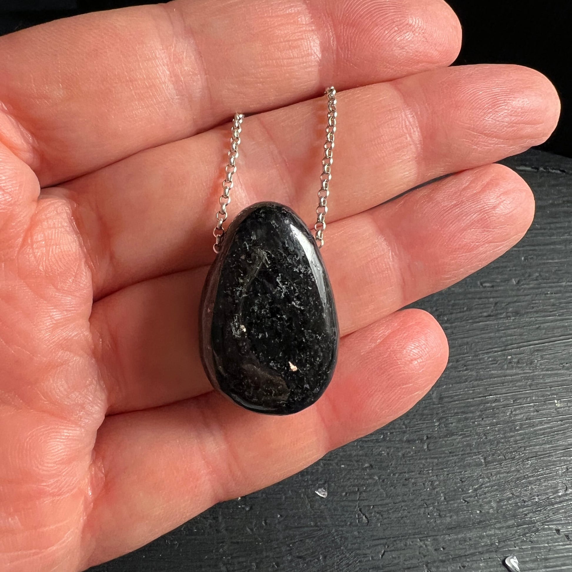 Nuumit an Halskette | in Handfläche liegend | Grönland Unikat Schmuckstück | Happy Minerals