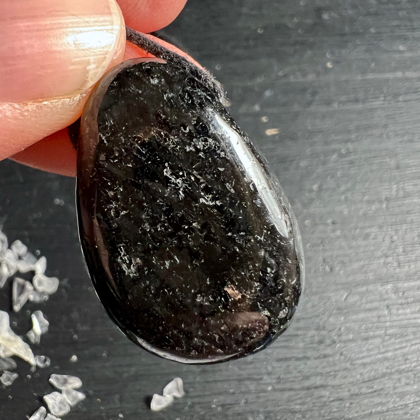 Nuumit Unikat in Fingern | organische Tropfenform | mystischer Tiefenglanz | Happy Minerals