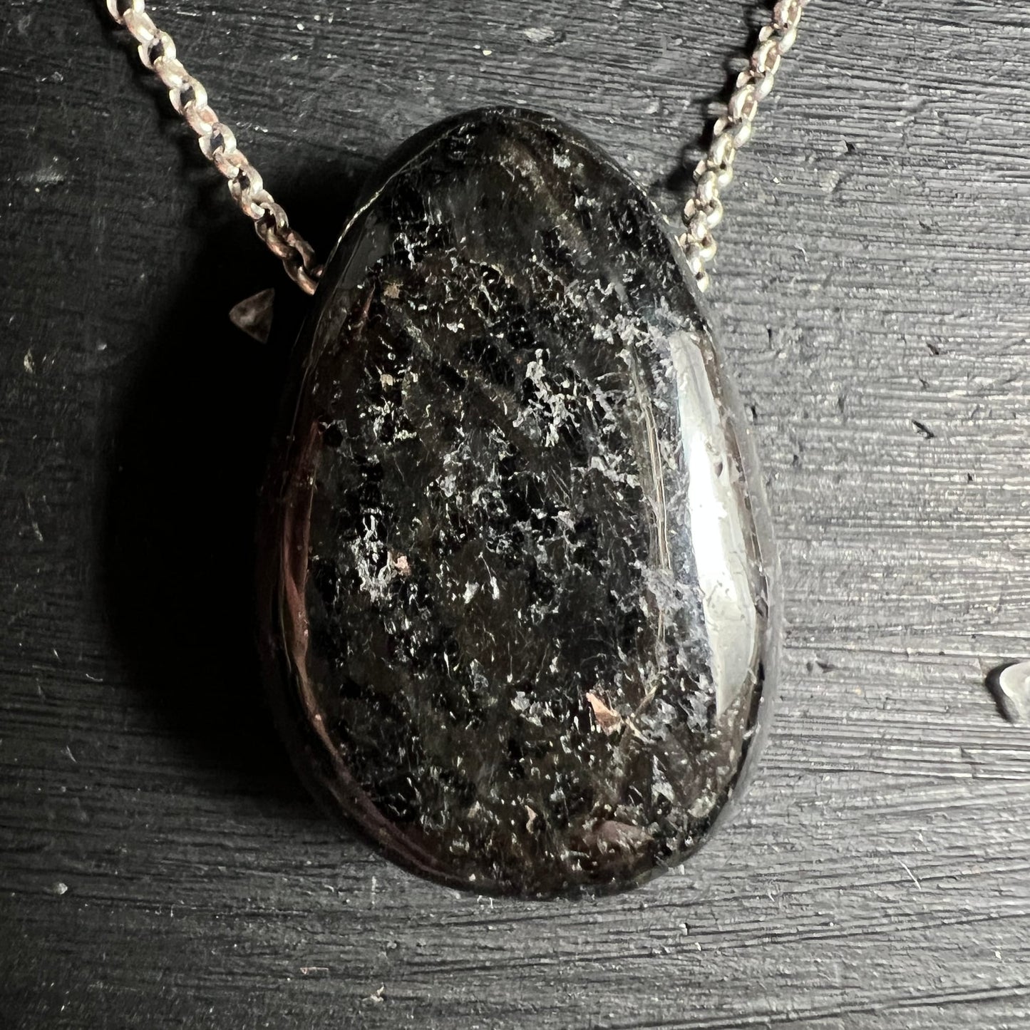 Nuumit Kettenanhänger | funkelnde Textur | edle Silberkette | Happy Minerals