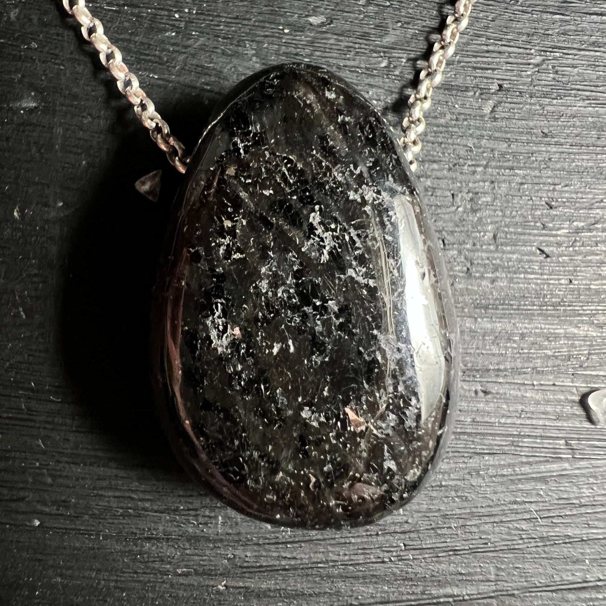 Nuumit Kettenanhänger | funkelnde Textur | edle Silberkette | Happy Minerals