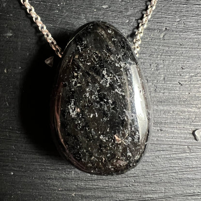 Nuumit Kettenanhänger | funkelnde Textur | edle Silberkette | Happy Minerals