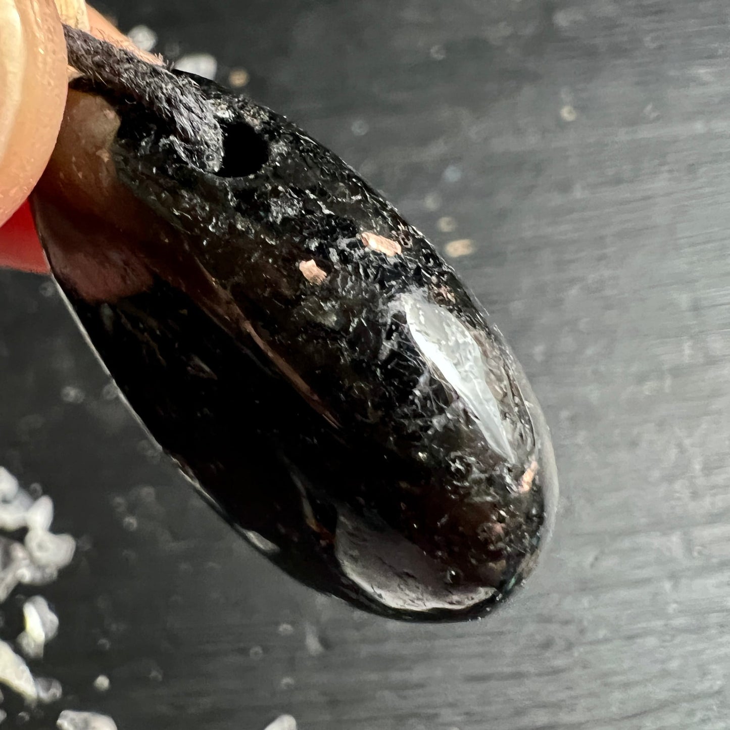 Nuumit Makroaufnahme | polierte Spitze | silbrig schimmernde Facette | Happy Minerals