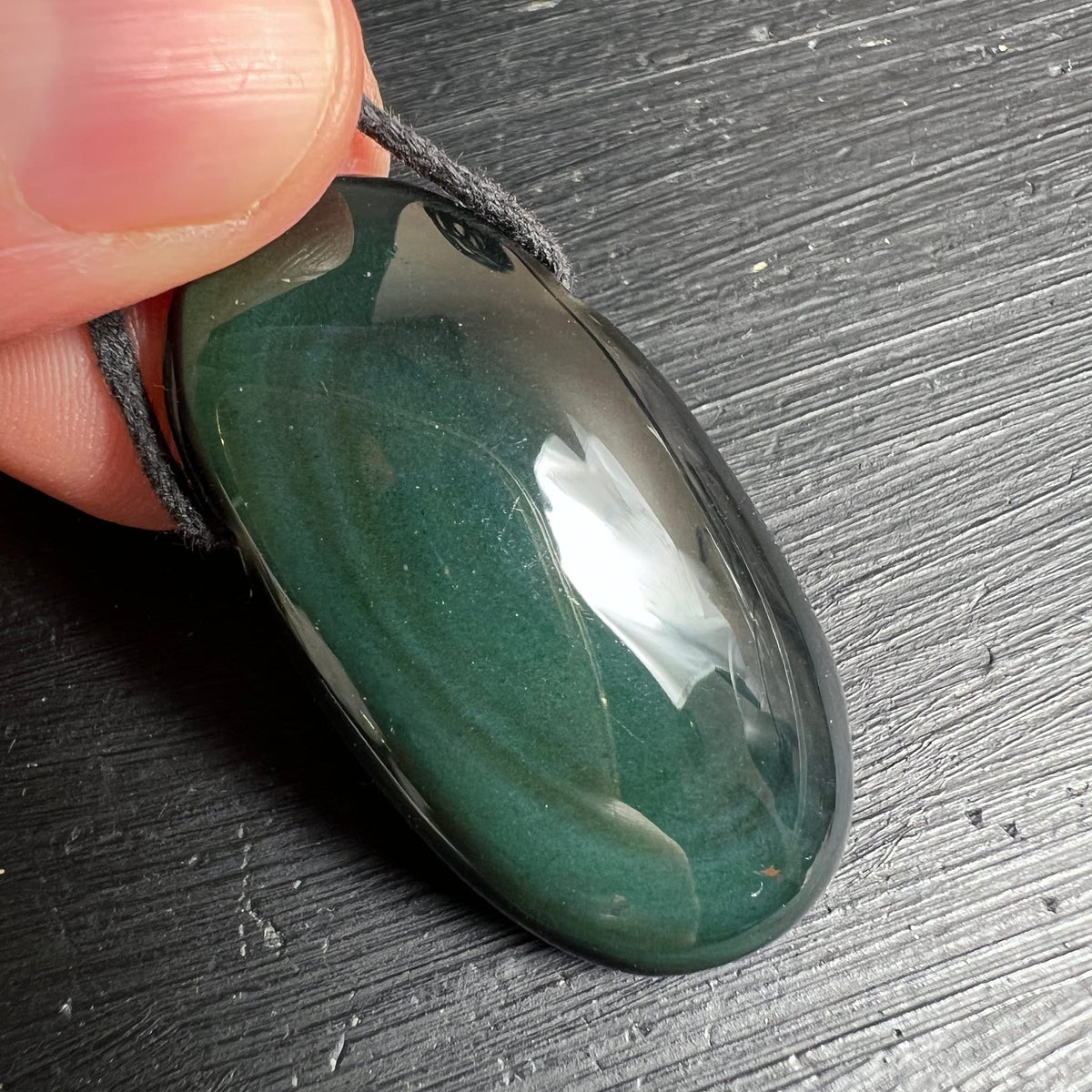 Ovaler Obsidian Anhaenger tiefgruen bis schwarz, stark poliert mit spiegelndem Glanz | Happy Minerals