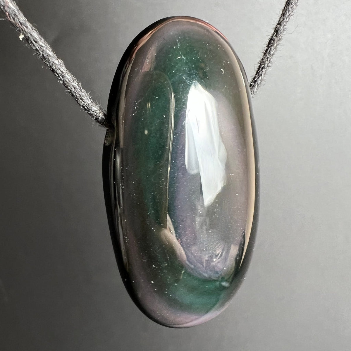 Ovaler Obsidian Anhaenger, glaenzend poliert, dunkle Gruen-Lila-Schimmer mit silbrigen Glitzereinschluessen | Happy Minerals