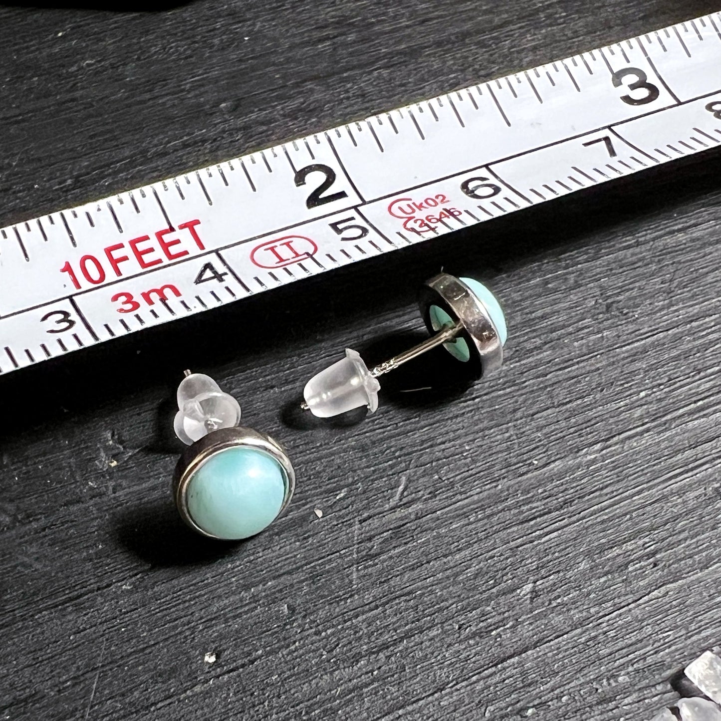 Karibik Larimar Ohrstecker, leuchtend blau-türkis | Happy Minerals