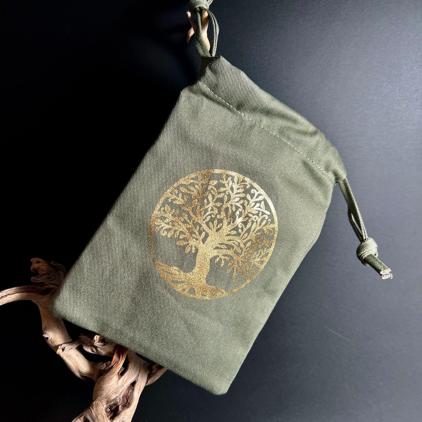 Olivgrüner Beutel mit goldener Lebensbaum-Stickerei | Kordelzug | Driftwood-Dekoration | Happy Minerals