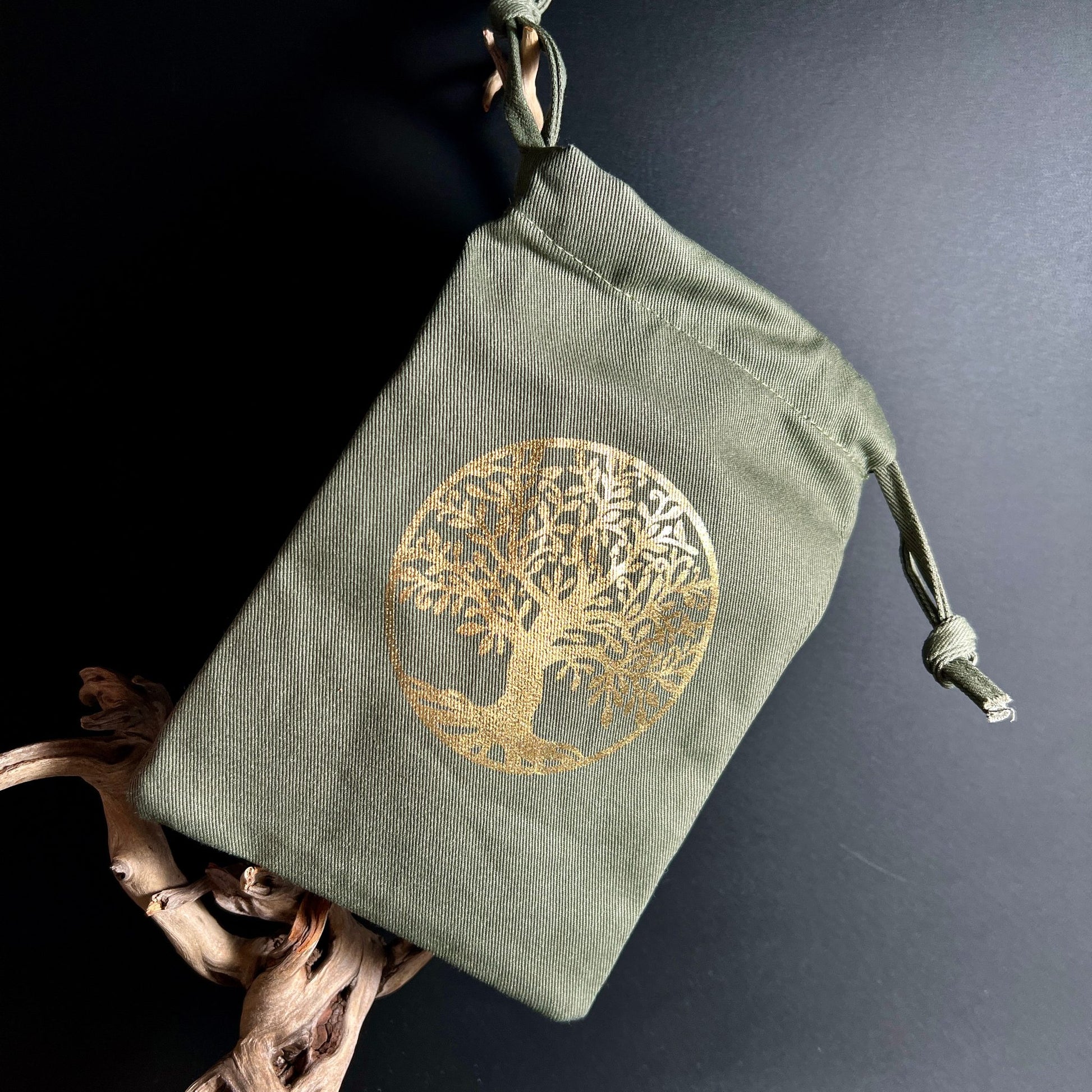 Olivgrüner Beutel mit goldener Lebensbaum-Stickerei | Kordelzug | Driftwood-Dekoration | Happy Minerals