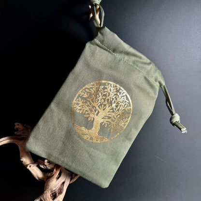 Olivgrüner Beutel mit goldener Lebensbaum-Stickerei | Kordelzug | Driftwood-Dekoration | Happy Minerals
