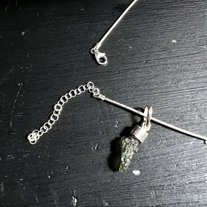 Minimalistischer Silberhalsreif – italienische Qualität | Happy Minerals