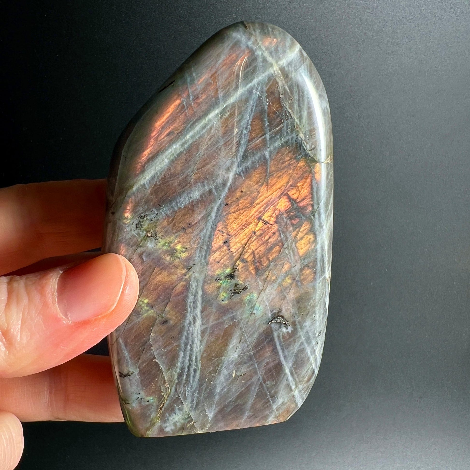 Orange lila Labradorit Detail | intensive Farbreflexe | Madagaskar Unikat | Handhaltung | Happy Minerals