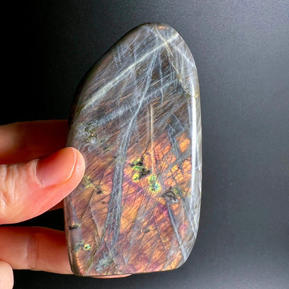 Orange lila Labradorit Hand | goldene Schiller | grüne Akzente | polierte Oberfläche | Happy Minerals
