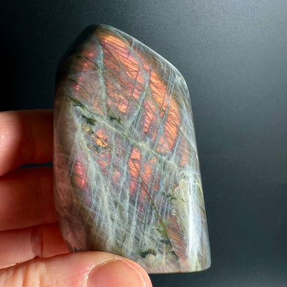 Orange lila Labradorit seitlich | rosa Schimmer | einzigartige Struktur | Madagaskar | Happy Minerals