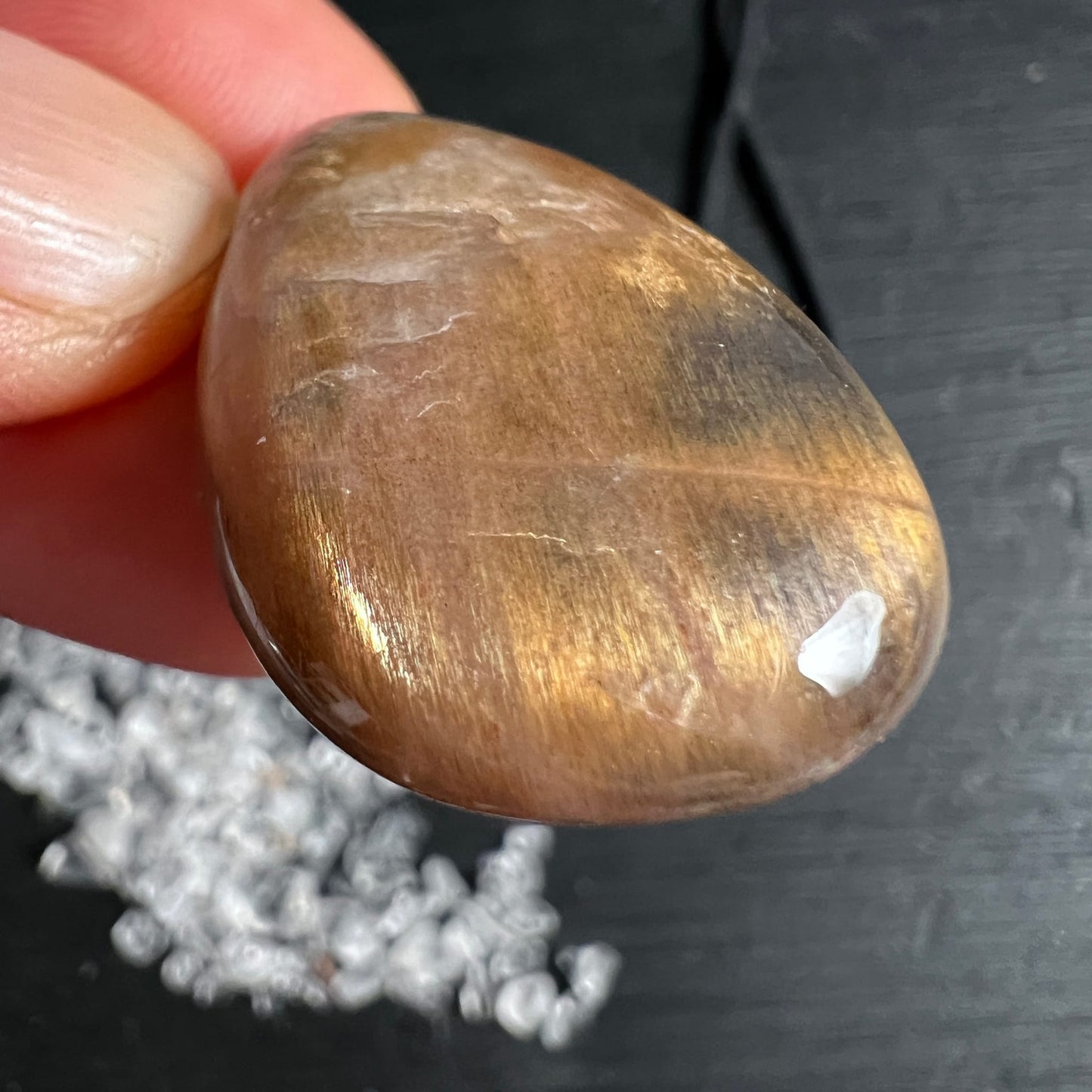 Orange Mondstein Anhaenger, braungold schimmernd mit weissem Einschluss, ovale Tropfenform | Happy Minerals
