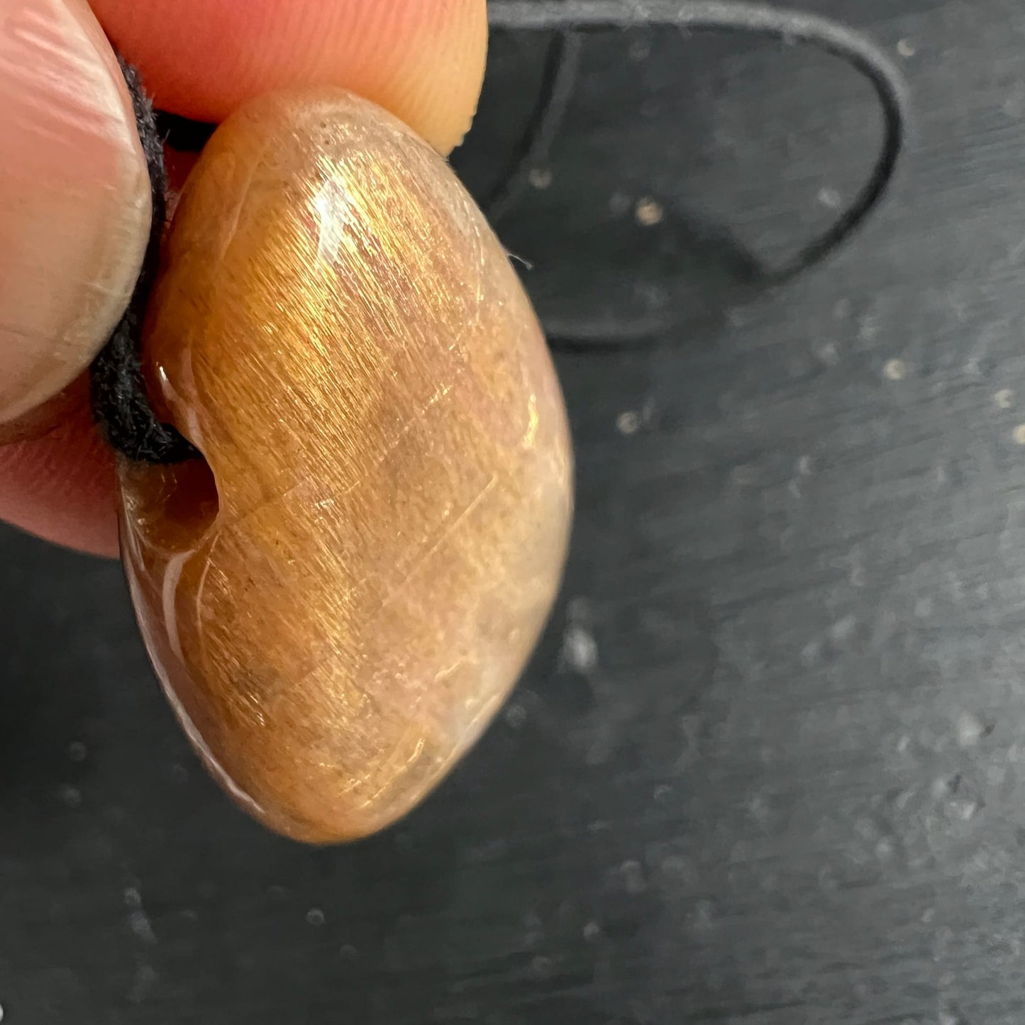 Orange Mondstein Anhaenger mit goldenem Schimmer und feinen Fasern, seitlich gebohrt, polierte Tropfenform | Happy Minerals