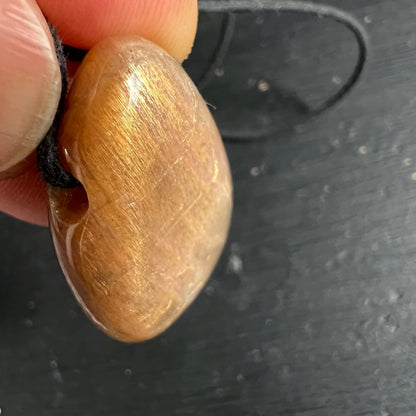 Orange Mondstein Anhaenger mit goldenem Schimmer und feinen Fasern, seitlich gebohrt, polierte Tropfenform | Happy Minerals