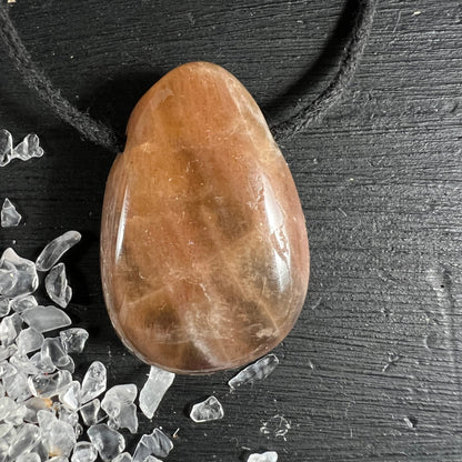 Orange Mondstein Anhaenger tropfenfoermig, honigbraun mit cremigen Schlieren und Glanz, seitlich gebohrt | Happy Minerals