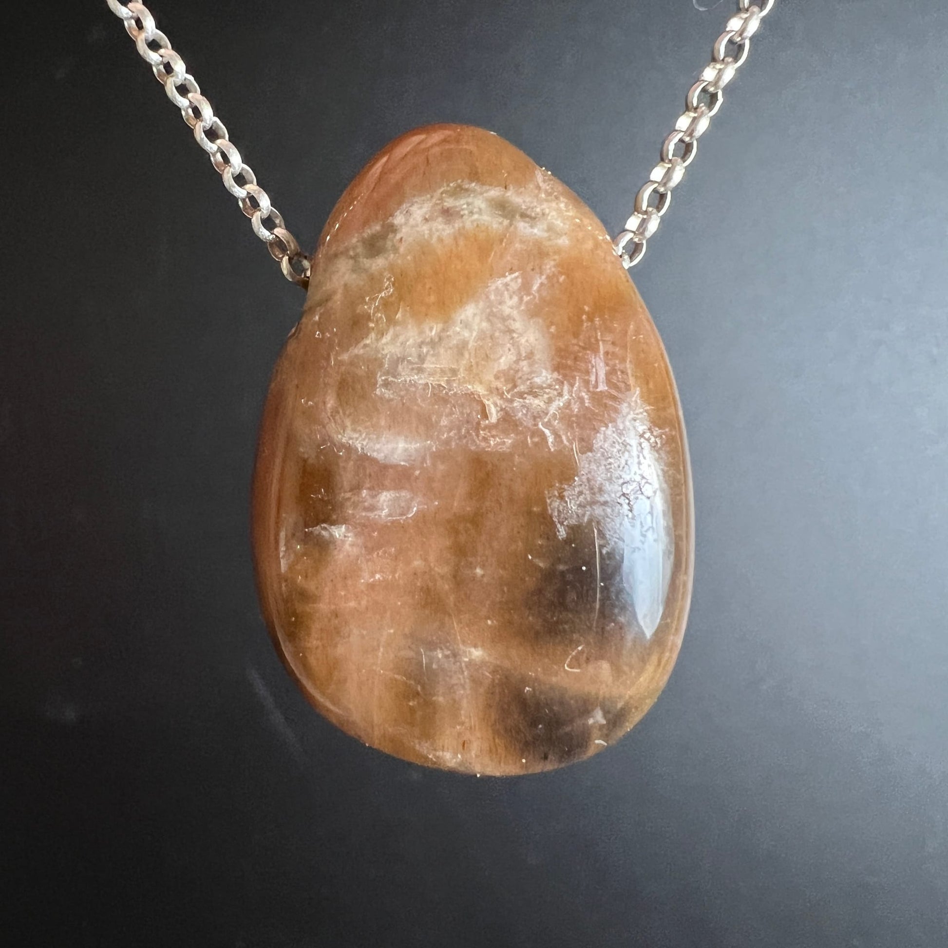 Orange Mondstein Anhaenger tropfenfoermig, honigfarben mit weisslichen Schlieren und glaenzendem Cabochon | Happy Minerals